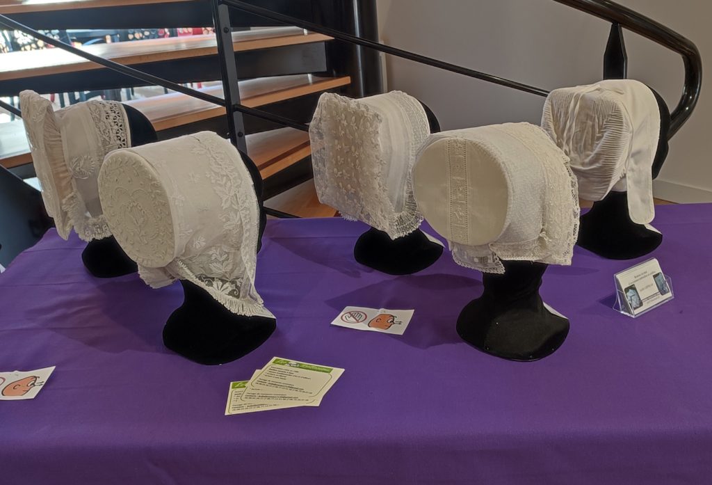 Exposition de coiffes Poitou Charentes Vendée