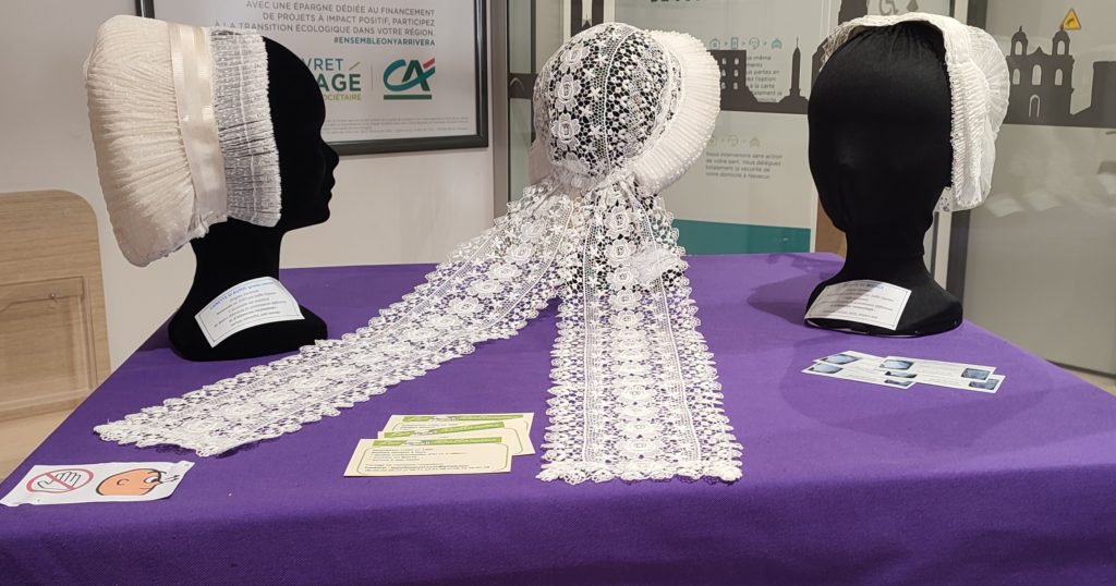 Exposition de coiffes Poitou Charentes Vendée
Exposition de coiffes Poitou Charentes Vendée : Grande Canette, Bonnet Ruché  et Grisette du Bocage